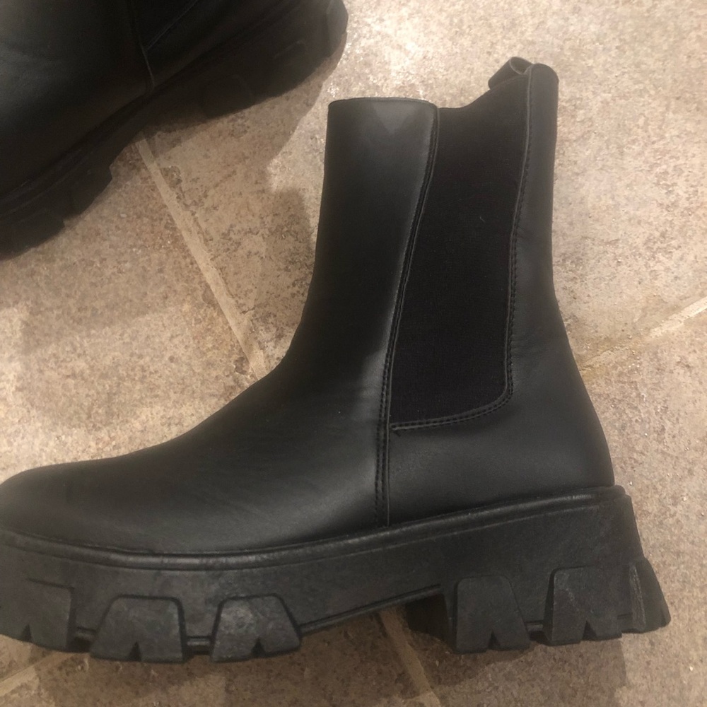 Forever 21 Black slip on thick soles boots